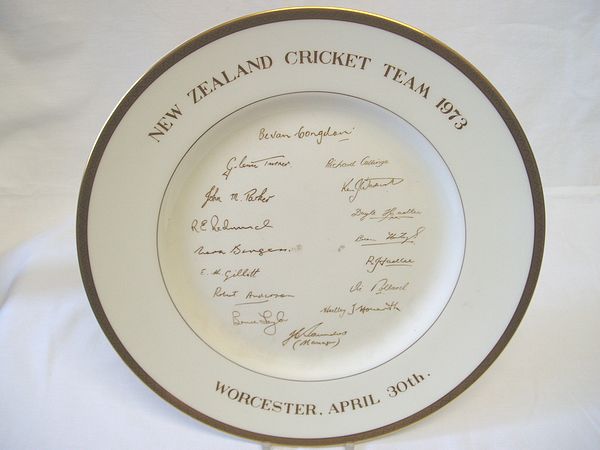 A Royal Worcester bone china plate with facsimile signatures of the 1973 New Zealand team in the centre.